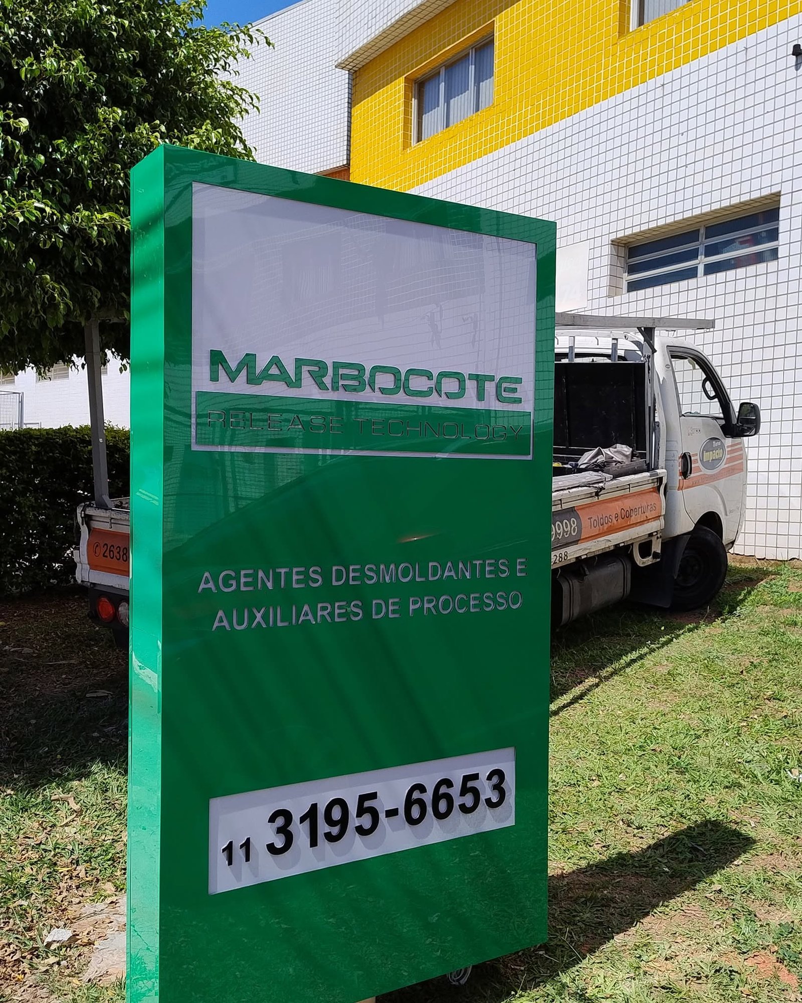 Totem de sinalização instalado pela Total Impacto