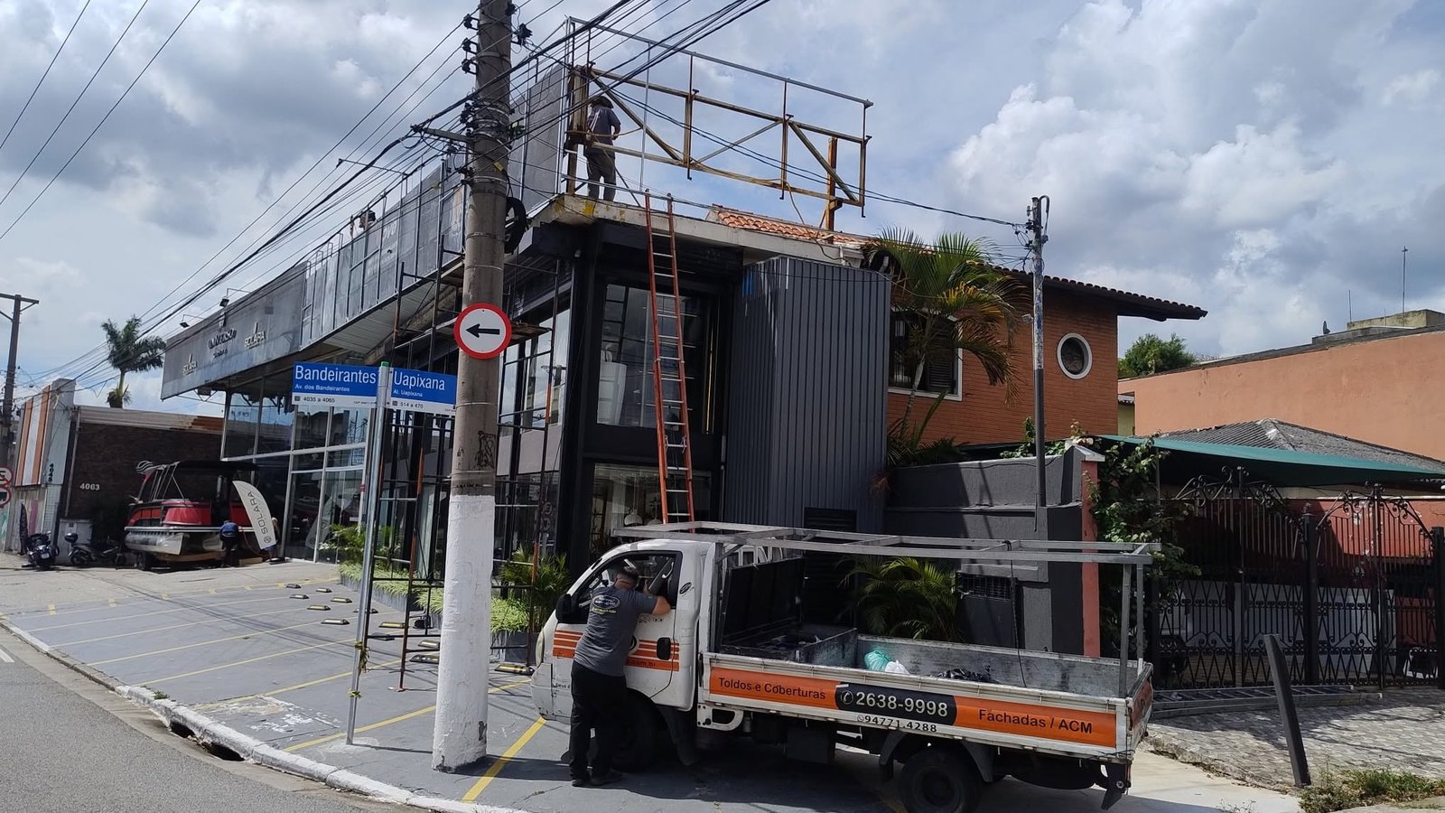 Equipe da Total Impacto instalando cobertura